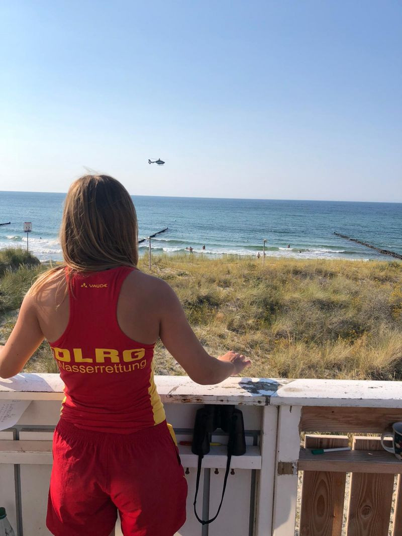 Polizeihubschrauber mit Kamera zur Personensuche