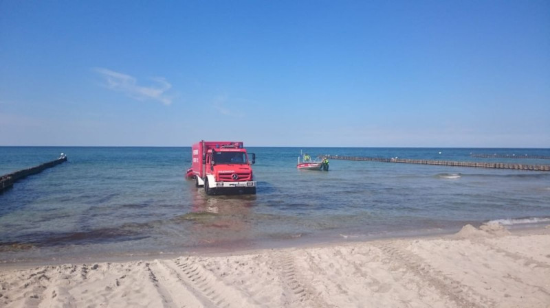 Unterstützende Einsatzkräfte der FFW Ahrenshoop am geräumten Strand der DLRG Hauptwache